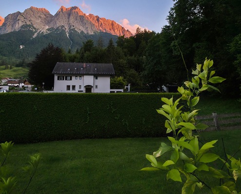 Bergblick Fewo Manndl Blick auf die umliegenden Berge im Abendrot der Ferienwohnung "Manndl" im Ferienhaus Wetterstein in Grainau an der Zugspitze