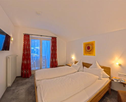 Das Schlafzimmer mit begehbaren Kleiderschrank unserer Ferienwohnung "Waldblick" im Ferienhaus Wetterstein in Grainau direkt an der Zugspitze